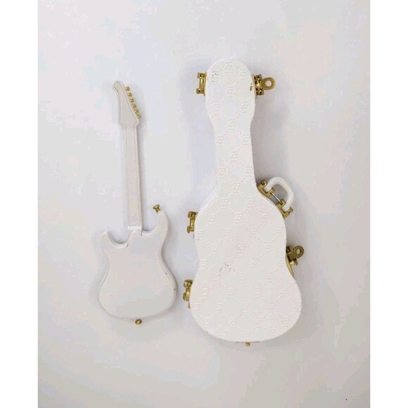 Rainbow High Carmen Major Rockstar Guitar and Case ONLY No doll, no strap - Picture 4 of 13